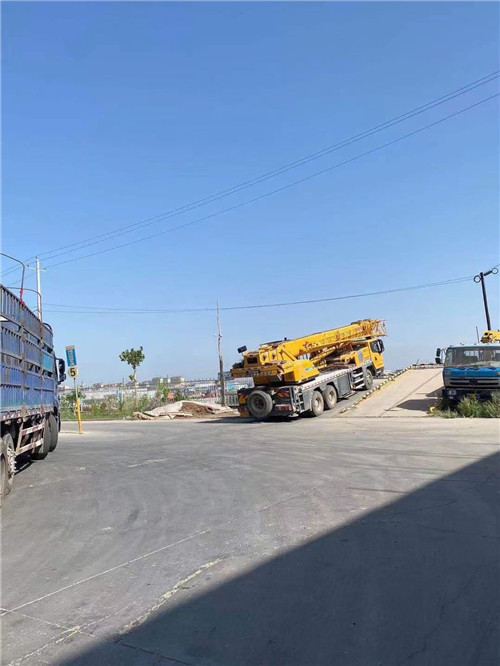 边坝县25吨吊车的租赁价格大概是多少？