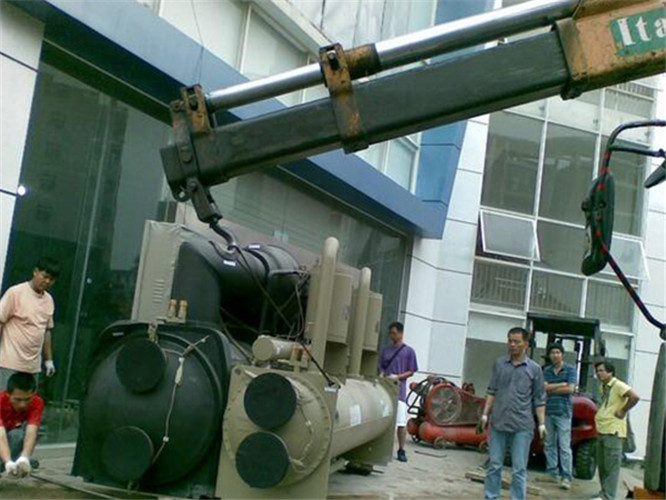 边坝县随车吊和汽车吊的核心区别是什么？哪种更省钱？