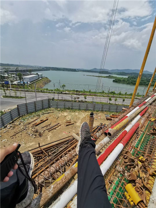 边坝县作业中发生设备损坏或人员意外，责任怎么划分？