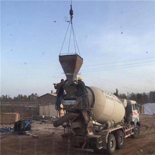 边坝县“精准瞄准”—— 吊车的 “定位导航” 技术