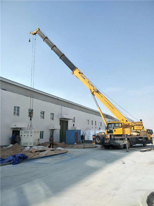 边坝县“超载就喊停”—— 吊车的 “重量保镖” 技术