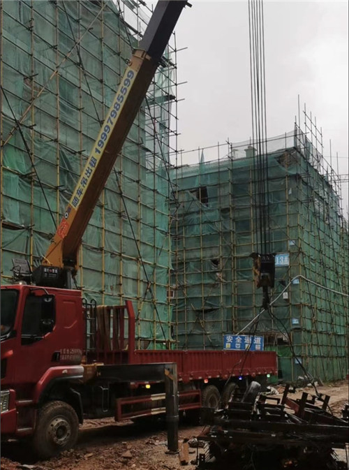 边坝县“慢工细活”—— 吊车的 “微动控制” 技术