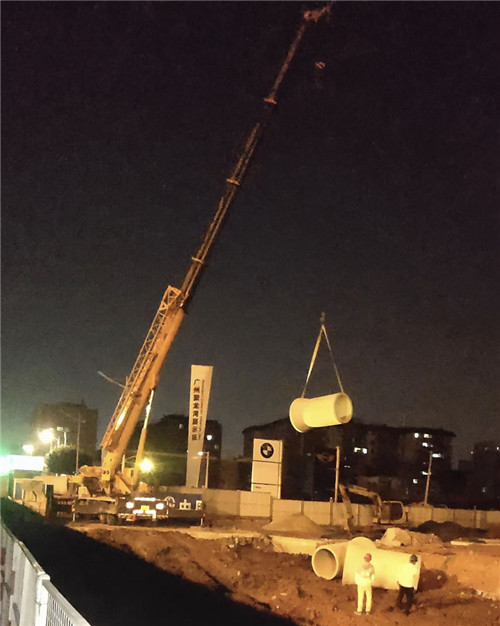 边坝县“弯臂矫正”—— 吊车的 “形变补偿” 技术